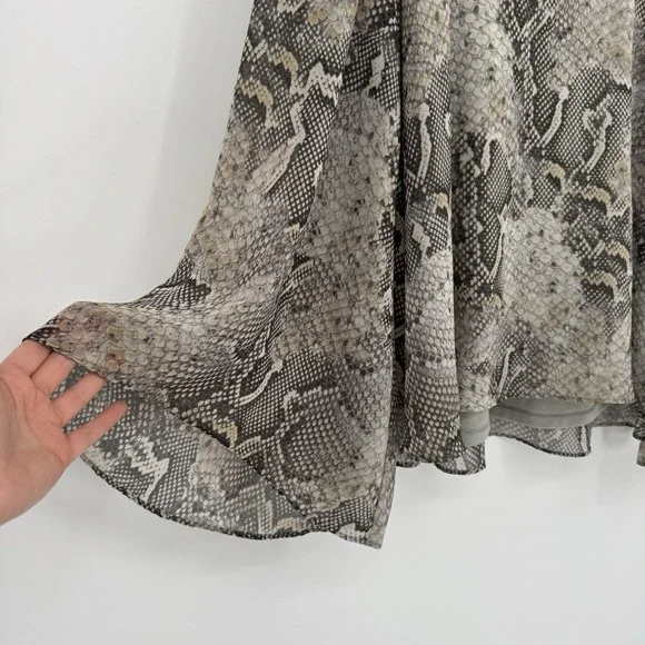 Show Me Your Mumu Brown Snake Print Tunic Blouse V-Neck Flowy Bell Sleeve Med - Picture 3 of 6